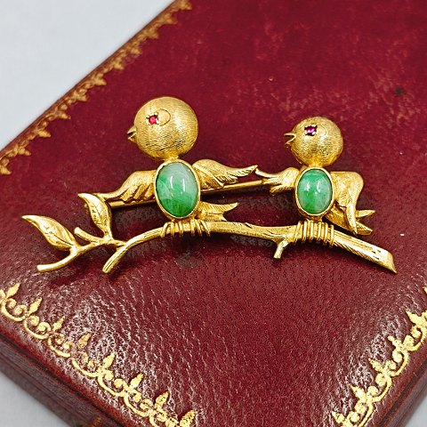 Brooch with birds in 14k gold set with jade and ruby Brooch with birds in 14k gold set with jade and ruby